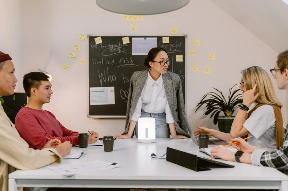 Moderní zasedací místnost s týmem diskutujícím marketingovou strategii.